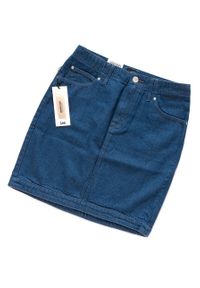 Lee - SPÓDNICA JEANSOWA LEE MOM SKIRT RINSE L38MRE36. Stan: podwyższony. Materiał: jeans. Wzór: jednolity. Sezon: lato