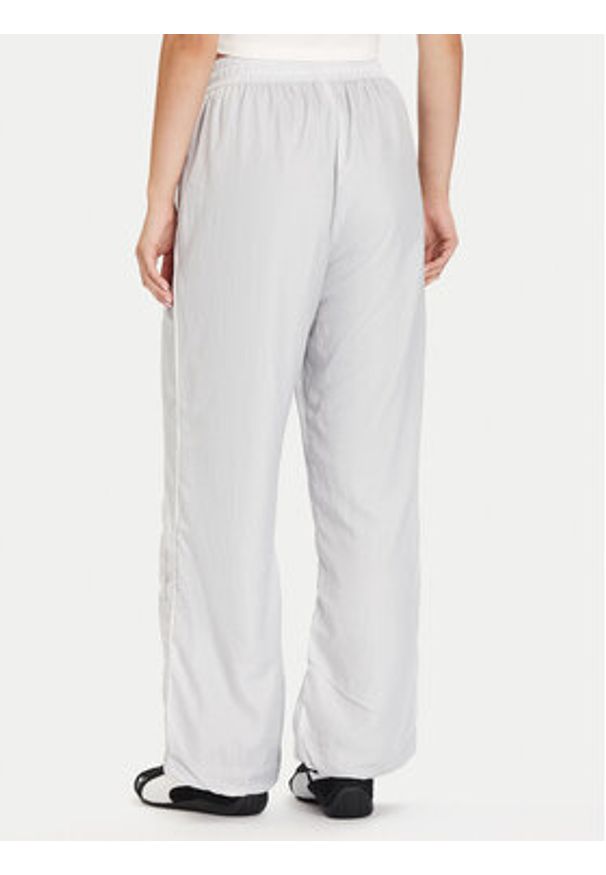Puma Spodnie dresowe PUMA X ROSÉ T7 633796 32 Srebrny Relaxed Fit. Kolor: srebrny. Materiał: syntetyk