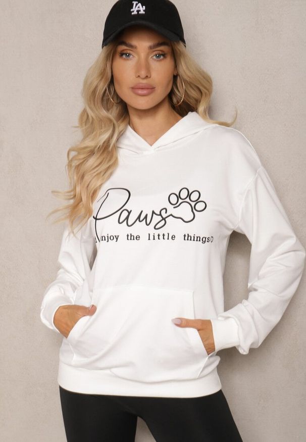 Renee - Biała Bluza z Bawełną Kapturem i Napisem Gelabrina. Okazja: na co dzień, na spacer. Typ kołnierza: kaptur. Kolor: biały. Materiał: bawełna. Długość rękawa: długi rękaw. Długość: długie. Wzór: napisy. Styl: klasyczny, casual
