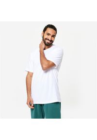 DOMYOS - Koszulka z krótkim rękawem męska Domyos Gym & Pilates 500 Essentials. Kolor: biały. Materiał: materiał, elastan, bawełna, tkanina, prążkowany. Długość rękawa: krótki rękaw. Długość: krótkie. Sport: joga i pilates