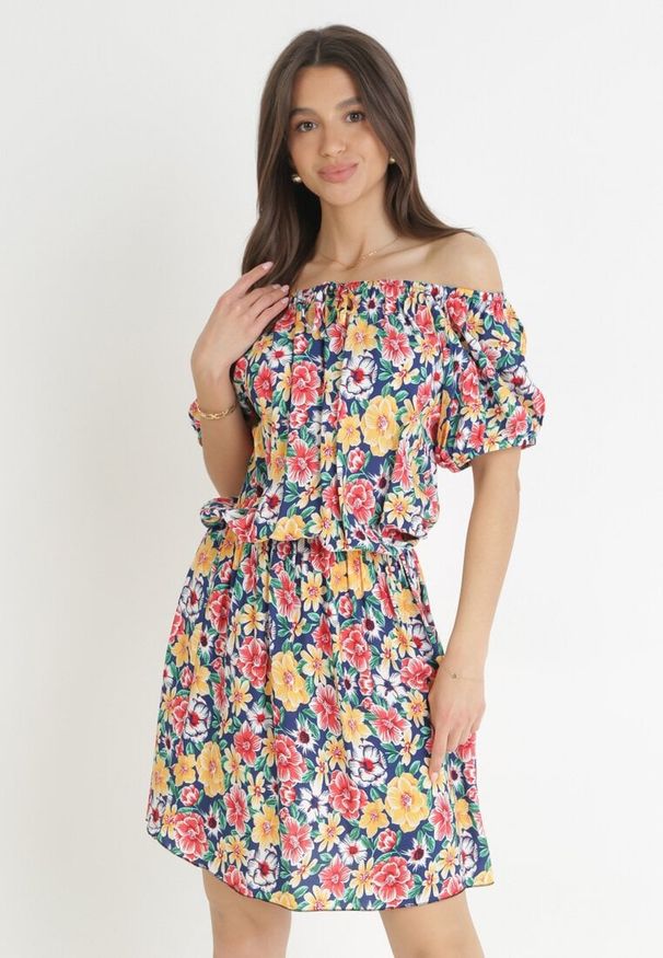 Born2be - Granatowo-Żółta Sukienka Hiszpanka z Gumką w Pasie Cedrinth. Typ kołnierza: dekolt hiszpanka. Kolor: niebieski. Materiał: tkanina, wiskoza. Długość rękawa: krótki rękaw. Wzór: nadruk, kwiaty