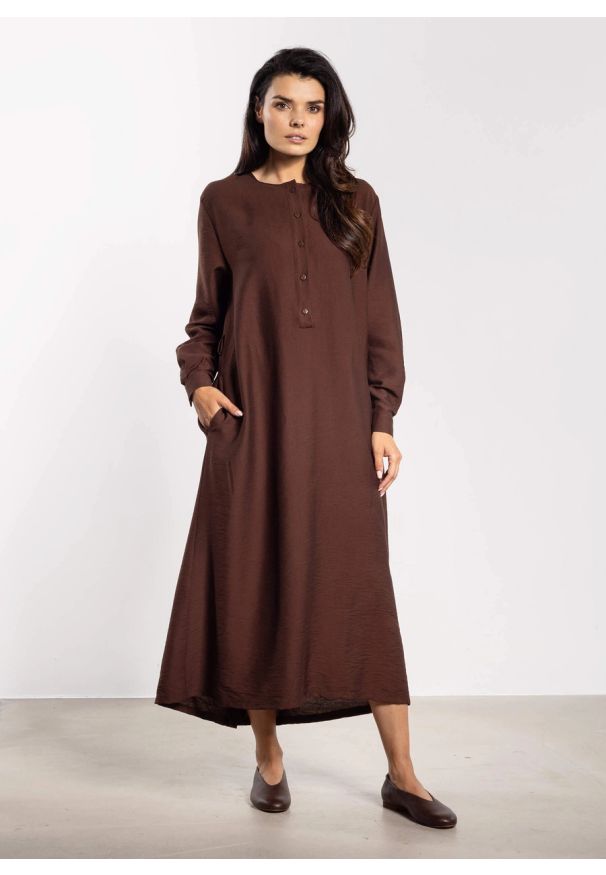 Infinite You - Sukienka rozkloszowana z długim rękawem i paskiem brązowa. Okazja: na co dzień, do pracy. Kolor: brązowy. Długość rękawa: długi rękaw. Typ sukienki: koszulowe. Styl: casual, elegancki