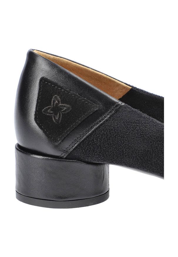 Czółenka damskie Maciejka, Wykonane ze skóry naturalnej z elementami z elastycznego materiału z gładką łączoną cholewką klasycznym wycięciem dekoracy. Okazja: na co dzień. Kolor: czarny. Materiał: materiał, skóra. Szerokość cholewki: normalna. Wzór: gładki. Obcas: na obcasie. Styl: klasyczny. Wysokość obcasa: średni