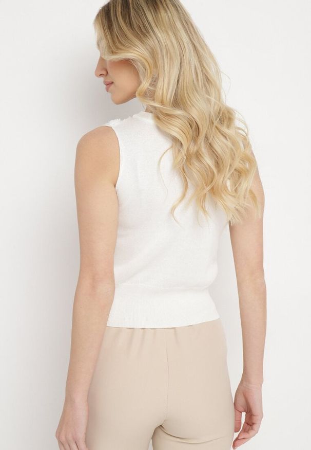 Born2be - Biały Elegancki Top z Ozdobnymi Kwiatkami i Szerokim Ściągaczem Edalmina. Okazja: na co dzień. Kolor: biały. Materiał: jeans. Wzór: kwiaty. Styl: elegancki