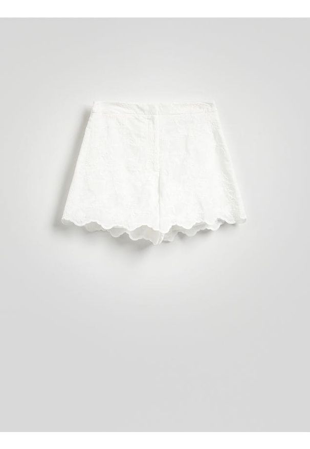 Reserved - Bawełniane szorty z haftem - złamana biel. Materiał: bawełna. Wzór: haft