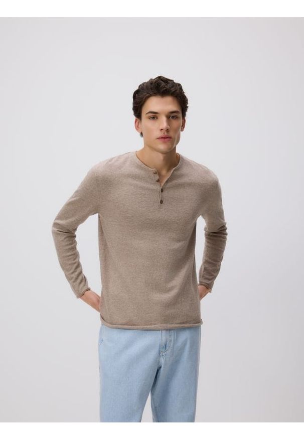 Reserved - Sweter henley - beżowy. Typ kołnierza: typu henley. Kolor: beżowy. Materiał: dzianina, len