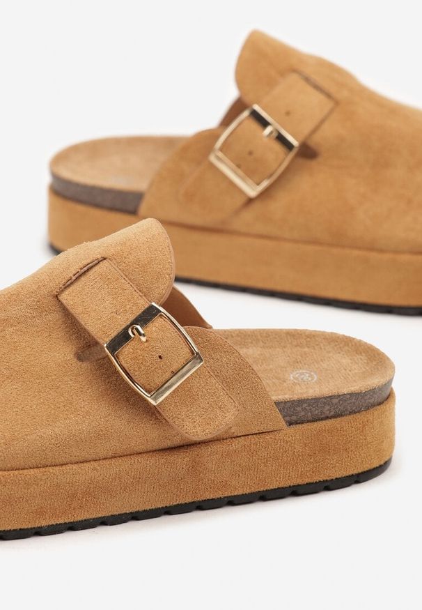 Born2be - Brązowe Klapki na Grubej Podeszwie w Stylu Chodaków z Klamrą Lilarose. Okazja: na co dzień. Kolor: brązowy. Styl: casual