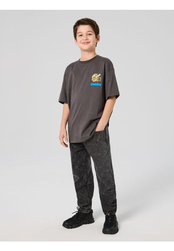 Sinsay - Jeansy jogger z efektem sprania - szary. Kolor: szary