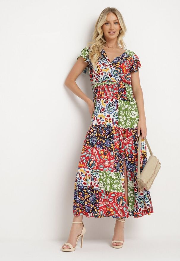 Born2be - Czerwono-Zielona Wiskozowa Sukienka z Gumką w Pasie i Materiałowym Paskiem w Talii Dimollia. Typ kołnierza: dekolt w kształcie V. Kolor: czerwony. Materiał: wiskoza, materiał. Długość rękawa: krótki rękaw. Wzór: aplikacja. Sezon: lato. Styl: klasyczny, elegancki