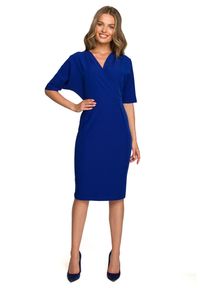 Stylove - Elegancka sukienka ołówkowa z kopertowym dekoltem V chabrowa klasyczna. Okazja: do pracy, na spotkanie biznesowe. Kolor: niebieski. Typ sukienki: ołówkowe, kopertowe. Styl: klasyczny, elegancki #1