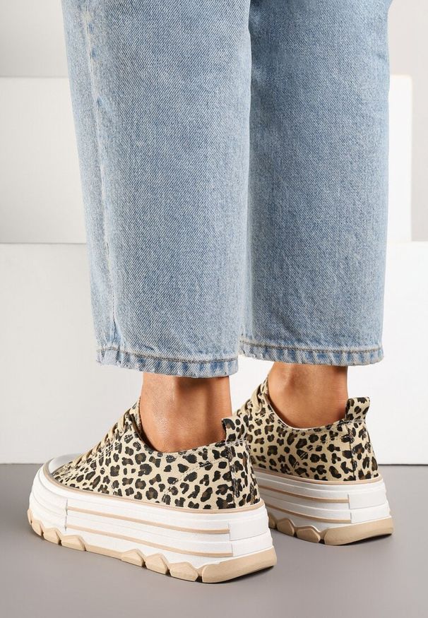 Renee - Panterkowe Trampki na Platformie z Paskami i Niską Cholewką Zienelle. Okazja: na co dzień. Wysokość cholewki: przed kostkę. Zapięcie: pasek. Materiał: jeans. Szerokość cholewki: normalna. Wzór: paski. Obcas: na platformie. Styl: casual