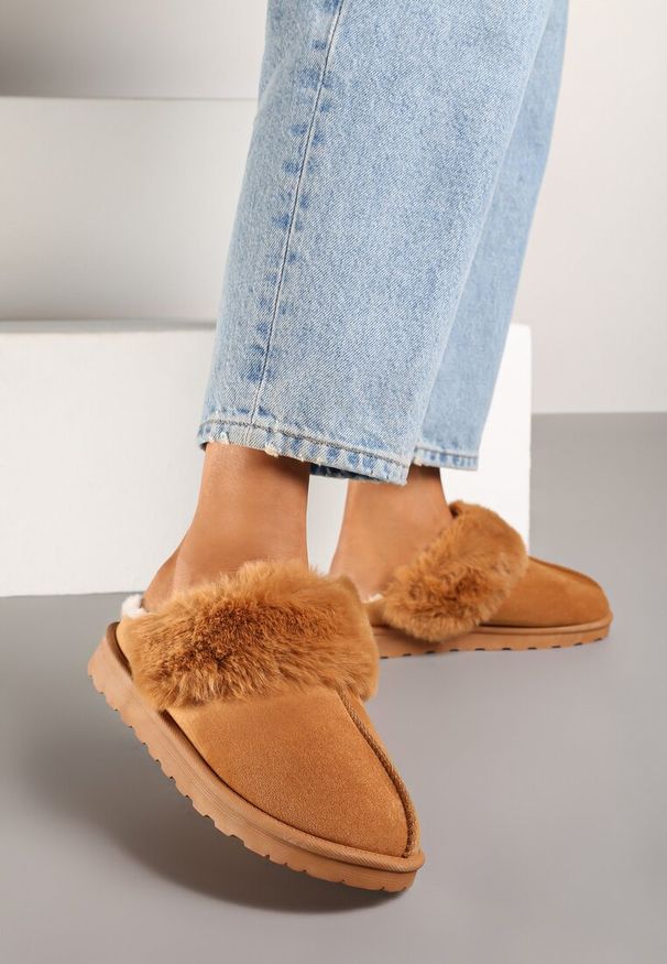 Renee - Brązowe Kapcie z Ekozamszu z Futrzaną Wyściółką Zoleti. Okazja: do domu. Kolor: brązowy. Materiał: futro. Wzór: aplikacja. Obcas: na płaskiej podeszwie