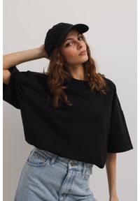 Marsala - Tshirt typu oversize w kolorze CZARNYM - ONLY-L. Kolor: czarny. Materiał: bawełna, elastan. Styl: klasyczny, elegancki