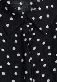 Renee - Czarna Wiskozowa Sukienka w Kropeczki o Koszulowym Kroju z Wiązanym Paskiem Jynyra. Kolor: czarny. Materiał: wiskoza. Sezon: lato. Typ sukienki: koszulowe. Styl: klasyczny, retro, elegancki #5