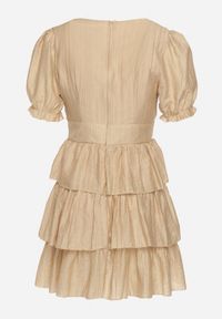 Born2be - Beżowa Sukienka o Rozkloszowanym Kroju z Bufiastymi Rękawami i Falbankami Elfea. Typ kołnierza: kołnierz z falbankami. Kolor: beżowy. Materiał: włókno. Styl: klasyczny #6