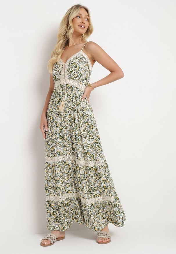 Born2be - Zielono-Beżowa Rozkloszowana Sukienka z Bawełny na Cienkich Ramiączkach z Gumką w Pasie i Haftem Xuretta. Okazja: na spacer, na imprezę. Typ kołnierza: dekolt w kształcie V. Kolor: zielony. Materiał: bawełna. Długość rękawa: na ramiączkach. Wzór: haft. Sezon: lato. Styl: boho