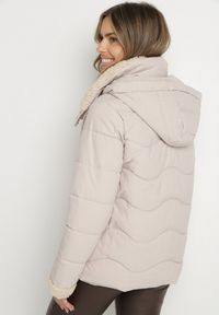 Born2be - Ciemnobeżowa Pikowana Kurtka z Kapturem i Kołnierzem z Futerkiem Typu Baranek Olandia. Okazja: na spacer, na co dzień. Typ kołnierza: kaptur. Kolor: beżowy. Materiał: futro. Styl: casual, sportowy #3