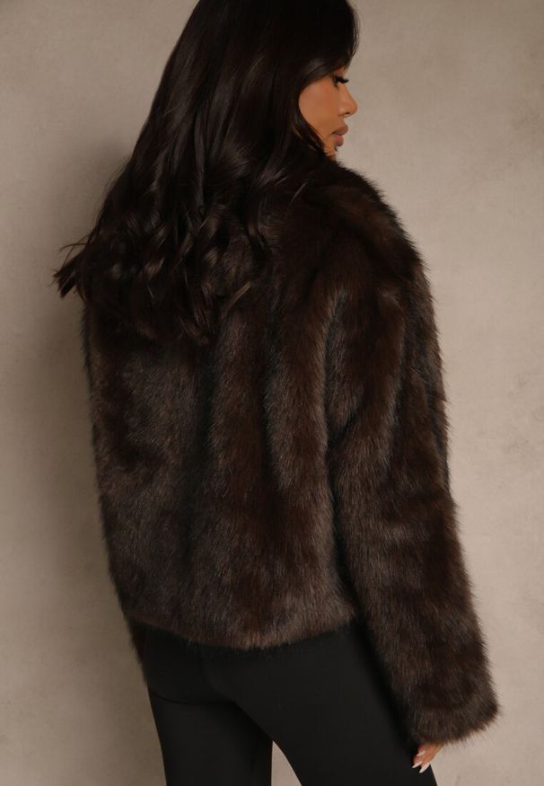 Renee - Brązowa Kurtka Futerko o Fasonie Cropped z Kołnierzem Abentia. Okazja: na co dzień. Kolor: brązowy. Materiał: futro. Sezon: zima. Styl: casual