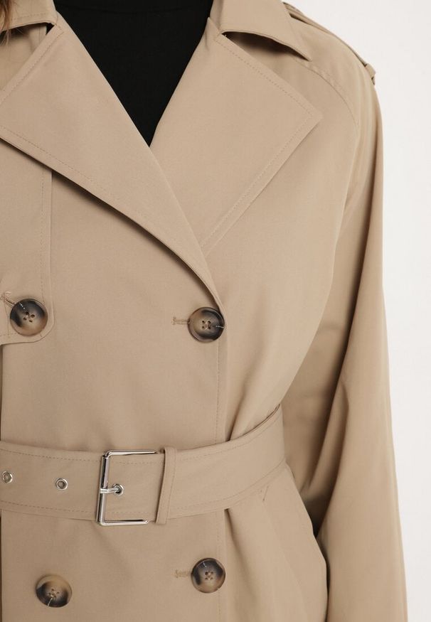 Born2be - Ciemnobeżowy Płaszcz Dwurzędowy Trencz Ozdobiony Paskiem i Pagonami Malwissa. Okazja: na co dzień. Kolor: beżowy. Materiał: jeans. Wzór: aplikacja. Sezon: wiosna, jesień. Styl: casual, elegancki