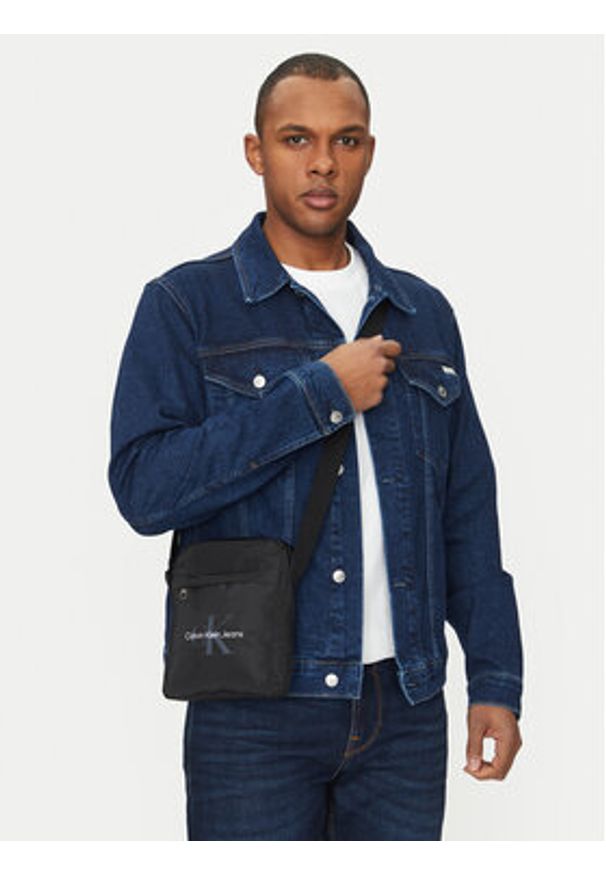 Calvin Klein Jeans Saszetka Sport Essentials Reporter 18 LV04G3000G Czarny. Kolor: czarny. Materiał: materiał