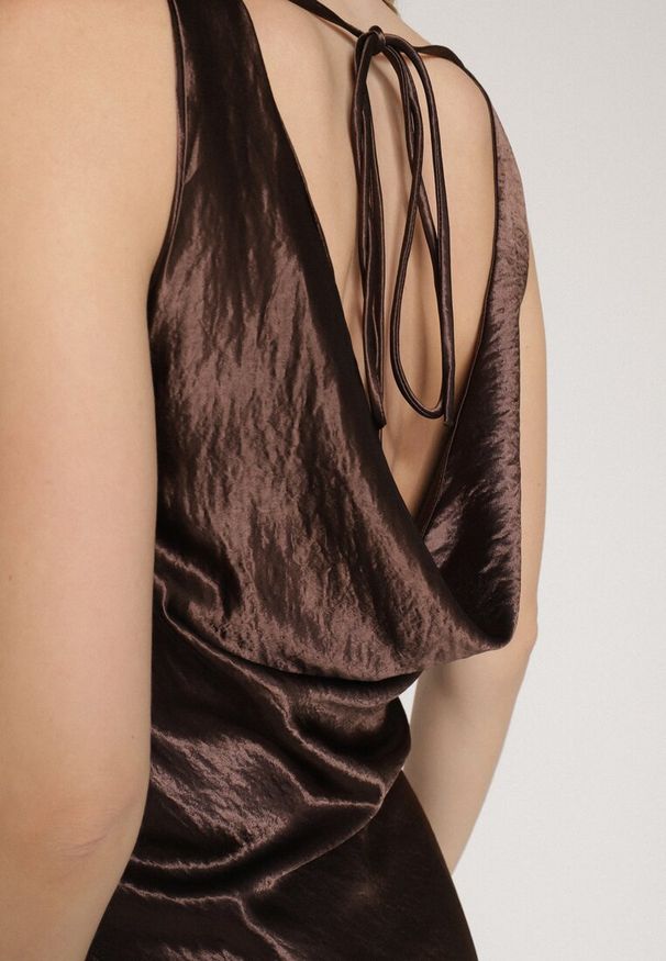 Born2be - Brązowa Koktajlowa Sukienka Satynowa z Wiskozy z Bawełną Delinavia. Kolor: brązowy. Materiał: satyna, bawełna, wiskoza. Styl: wizytowy