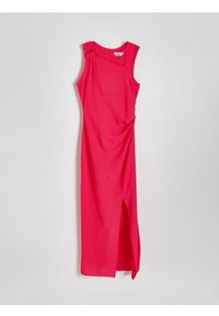 Reserved - Sukienka maxi z asymetrycznym dekoltem - fuksja. Kolor: różowy. Materiał: tkanina. Wzór: gładki. Typ sukienki: asymetryczne. Długość: maxi