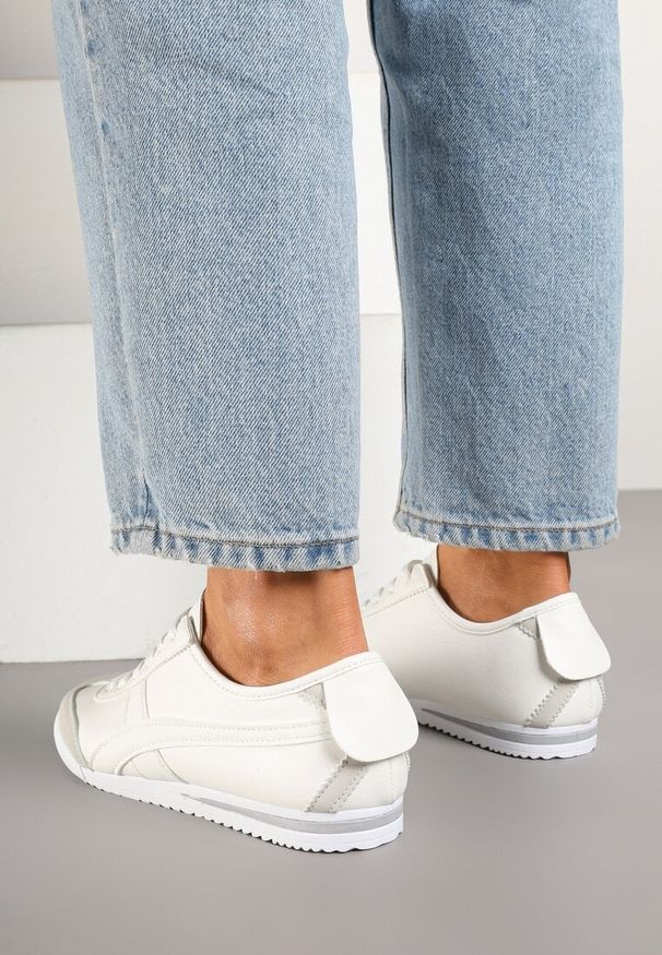 Born2be - Białe Sneakersy w Stylu Klasycznych Tenisówek Dellasia. Okazja: na co dzień. Kolor: biały. Materiał: jeans. Szerokość cholewki: normalna. Sezon: wiosna, lato
