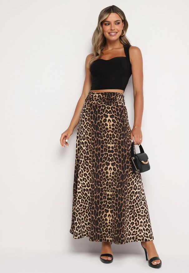 Born2be - Brązowa Spódnica o Rozkloszowanym Kroju w Panterkę z Marszczeniem w Pasie i Wysokim Stanem Namsilonne. Okazja: na co dzień. Stan: podwyższony. Kolor: brązowy. Materiał: wiskoza. Wzór: motyw zwierzęcy. Styl: casual, klasyczny
