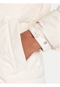Guess Kurtka zimowa M5BL0B W2322 Écru Relaxed Fit. Materiał: syntetyk. Sezon: zima