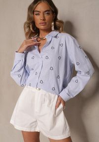 Renee - Niebiesko-Granatowa Koszula Oversize w Prążki Zdobiona Haftem w Serca Nitavela. Okazja: na co dzień. Kolor: niebieski. Materiał: jeans. Długość rękawa: długi rękaw. Długość: długie. Wzór: prążki, aplikacja, haft. Styl: casual, elegancki