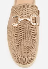 Renee - Ciemnobeżowe Klapki Mule Ozdobione Klamrą Peromela. Okazja: na co dzień. Kolor: beżowy. Materiał: dzianina. Wzór: aplikacja. Styl: elegancki, casual #5