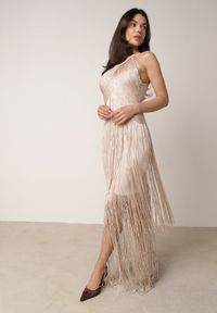 Born2be - Beżowa Koktajlowa Sukienka na Ramiączkach Zdobiona Frędzlami Kelennea. Kolor: beżowy. Długość rękawa: na ramiączkach. Wzór: aplikacja. Typ sukienki: dopasowane. Styl: wizytowy #1