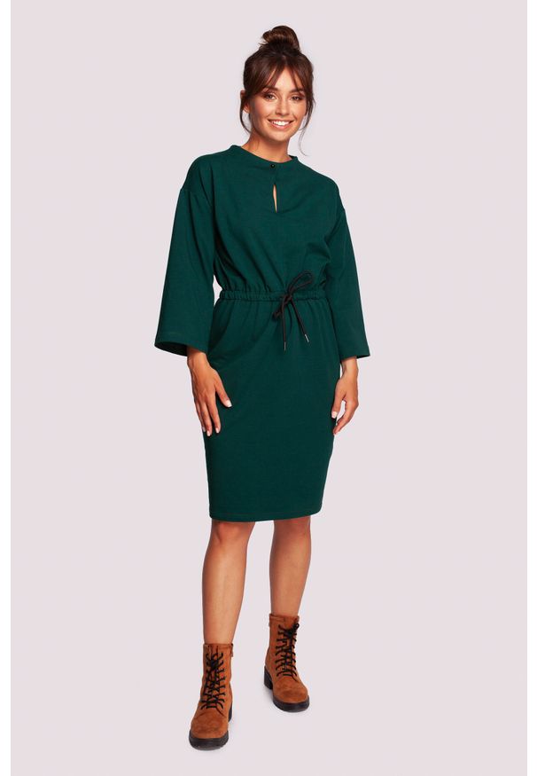 MOE - Wygodna Sukienka Ściągana w Pasie - Ciemnozielona. Kolor: zielony. Materiał: bawełna, elastan