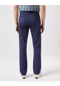 Wrangler - WRANGLER GREENSBORO MĘSKIE SPODNIE MATERIAŁOWE CHINO CHINOSY DARK NAVY 112350802. Materiał: materiał #4