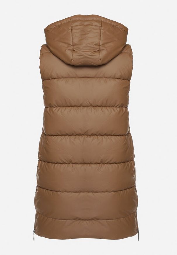 Born2be - Brązowa Pikowana Kamizelka z Kapturem na Suwak i Napy Timella. Okazja: na co dzień, na spacer. Typ kołnierza: kaptur. Kolekcja: plus size. Kolor: brązowy. Materiał: jeans. Wzór: aplikacja. Styl: klasyczny, elegancki, casual