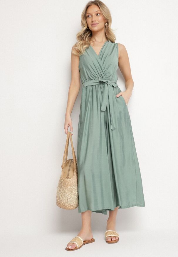 Born2be - Zielony Taliowany Kombinezon z Wiskozą i Paskiem Evithrae. Okazja: na co dzień. Kolor: zielony. Materiał: wiskoza. Styl: wizytowy, casual, klasyczny, elegancki