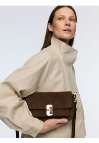 Reserved - Torebka na ramię z imitacji zamszu - ciemnobrązowy. Kolor: brązowy. Materiał: zamszowe. Rodzaj torebki: na ramię #1