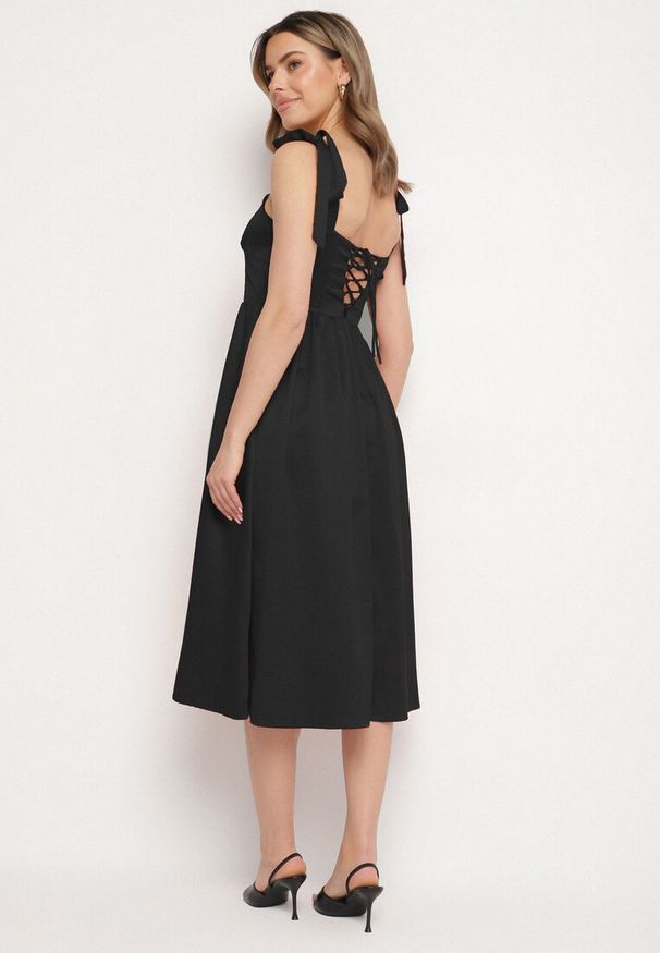 Born2be - Czarna Rozkloszowana Sukienka Vices na Wiązanych Ramiączkach Natavine. Okazja: na co dzień, na imprezę. Typ kołnierza: dekolt kwadratowy. Kolor: czarny. Materiał: poliester, jeans. Długość rękawa: na ramiączkach. Sezon: lato. Styl: casual, klasyczny