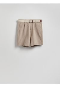 Reserved - Szorty chino z paskiem - brązowy. Kolor: brązowy. Materiał: bawełna