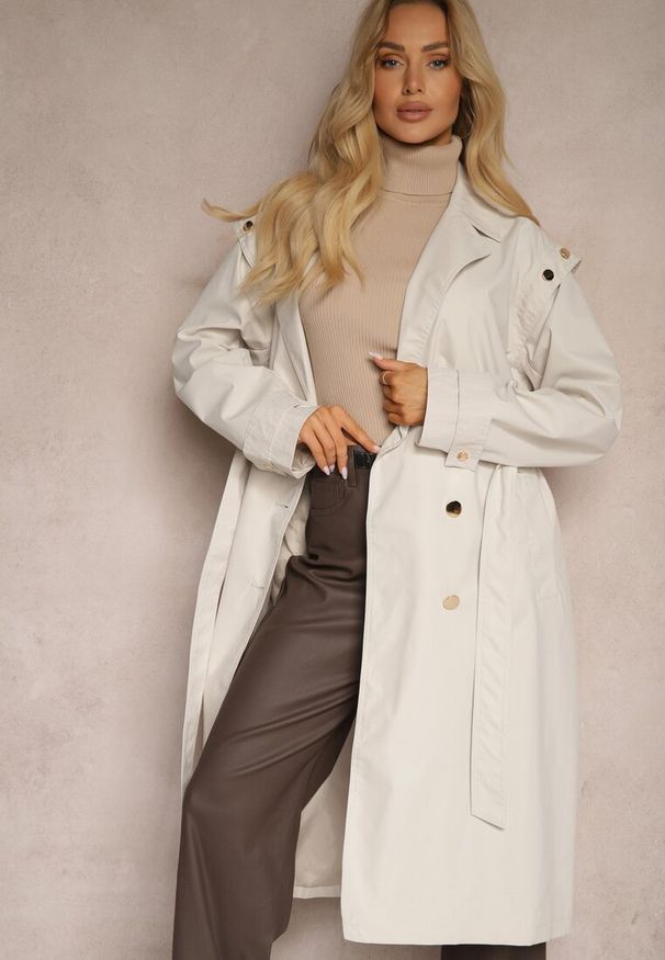 Renee - Jasnobeżowy Casualowy Płaszcz Trencz Zapinany na Guziki z Wiązanym Paskiem Naomelia. Okazja: na co dzień. Kolor: beżowy. Materiał: jeans, tkanina. Długość rękawa: długi rękaw. Długość: długie. Wzór: aplikacja. Styl: casual