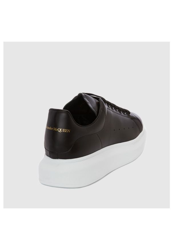 Alexander McQueen - ALEXANDER MCQUEEN Czarne sneakersy męskie z białą podeszwą, Rozmiar 44. Kolor: czarny. Materiał: skóra