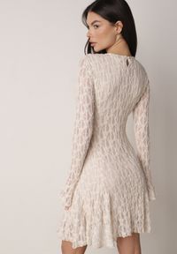 Born2be - Beżowa Sukienka Koronkowa z Rozkloszowanymi Rękawami Cinatea. Okazja: na co dzień. Typ kołnierza: kokarda. Kolor: beżowy. Materiał: koronka. Typ sukienki: proste. Styl: casual #2