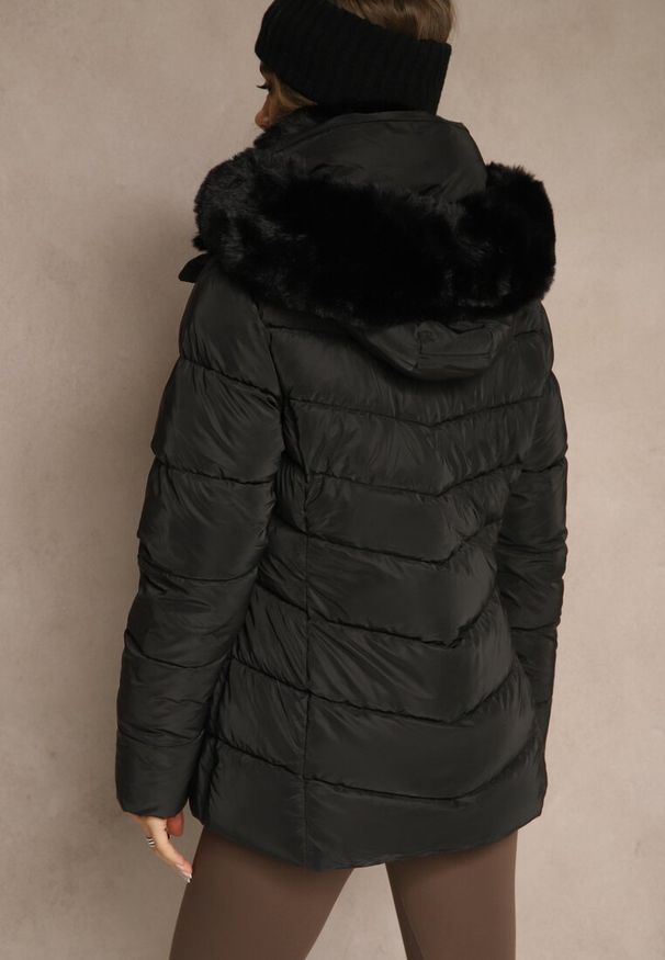 Renee - Czarna Pikowana Kurtka o Taliowanym Kroju z Kapturem z Futerkiem Olidessa. Okazja: na co dzień, na spacer. Typ kołnierza: kaptur. Kolor: czarny. Materiał: futro. Styl: casual