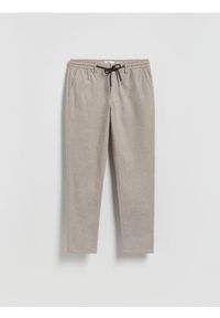 Reserved - Spodnie carrot z wiązaniem - beżowy. Kolor: beżowy. Materiał: wiskoza, tkanina