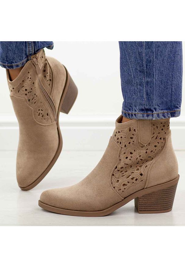 Beżowe botki damskie, kowbojki S.Barski 8012. Okazja: na co dzień. Kolor: beżowy. Materiał: zamsz. Szerokość cholewki: normalna. Sezon: wiosna, jesień, lato. Obcas: na obcasie. Styl: casual, elegancki, klasyczny. Wysokość obcasa: średni