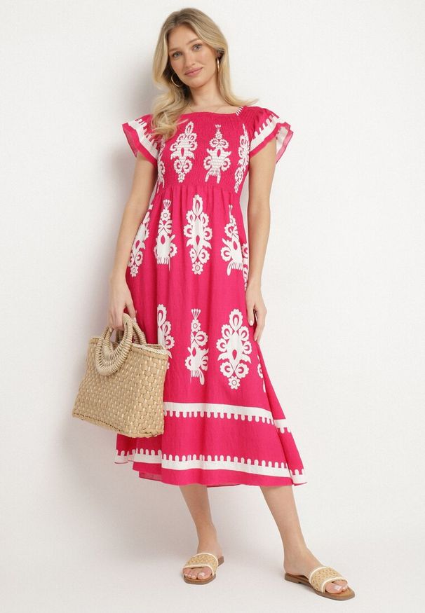 Born2be - Różowa Wiskozowa Sukienka w Ornamentalne Wzory o Rozkloszowanym Kroju Divessa. Kolor: różowy. Materiał: wiskoza. Długość rękawa: krótki rękaw. Typ sukienki: proste