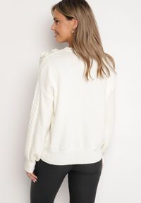 Born2be - Biały Sweter o Prostym Kroju Zdobiony Aplikacją w Kształcie Kwiatów z Perełkami Leavirae. Okazja: na co dzień. Kolor: biały. Materiał: jeans. Wzór: aplikacja, kwiaty. Styl: klasyczny, elegancki, casual #7