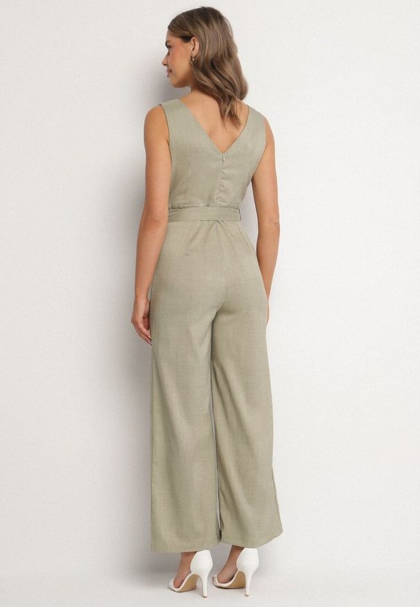 Born2be - Jasnozielony Kombinezon Taliowany z Kopertowym Dekoltem i Paskiem z Klamrą Ronivae. Okazja: na co dzień. Kolor: zielony. Styl: elegancki, klasyczny, casual