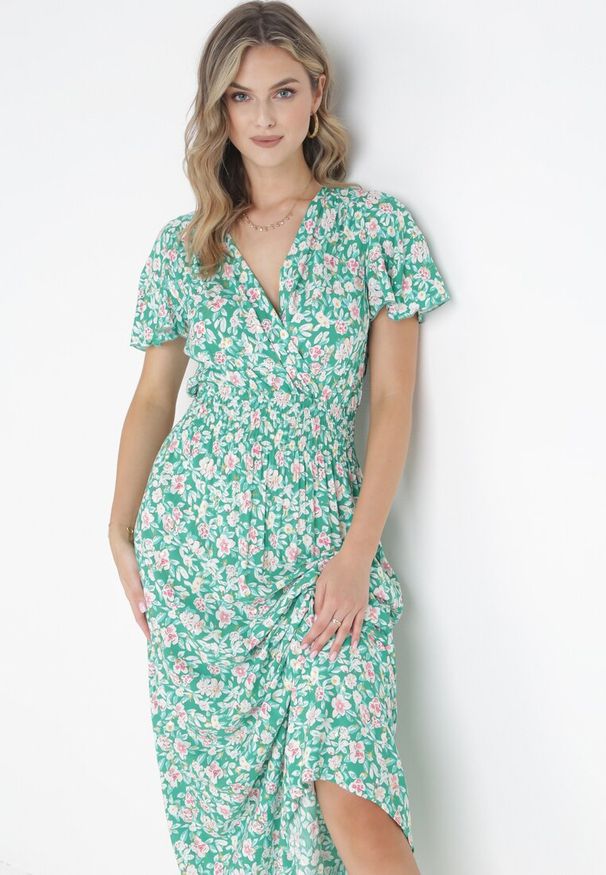 Born2be - Zielona Wiskozowa Sukienka Z Kopertowym Dekoltem i Gumkami w Pasie Seldel. Kolor: zielony. Materiał: wiskoza. Wzór: aplikacja, nadruk. Typ sukienki: kopertowe