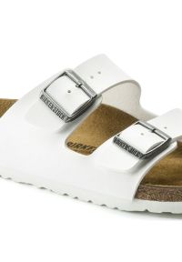 Klapki Birkenstock Arizona Bs 0552683 białe. Kolor: biały. Materiał: materiał, syntetyk, welur, skóra. Wzór: paski. Styl: retro #8